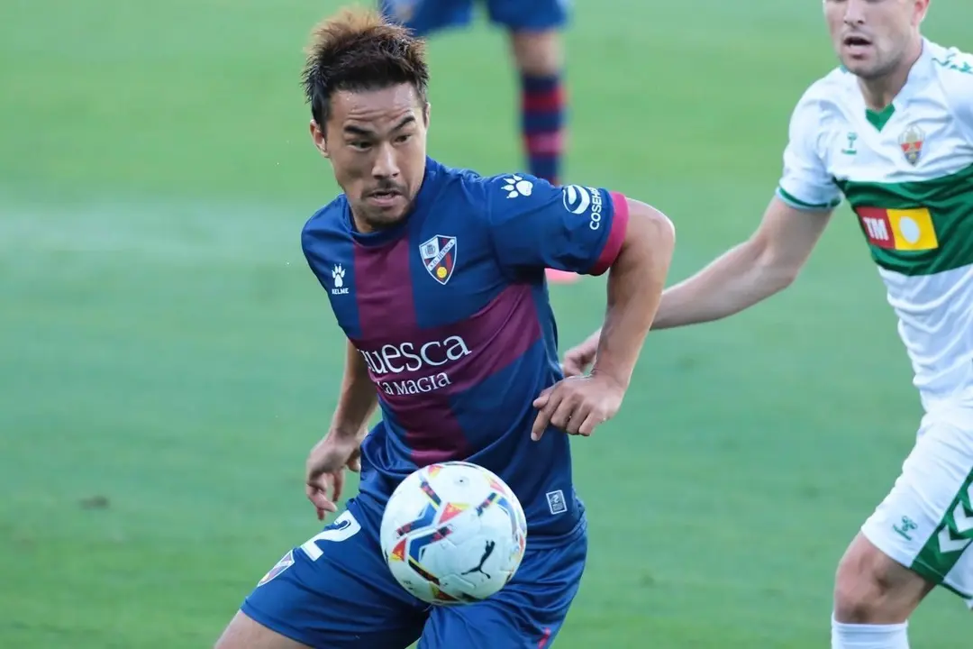 Okazaki contra el Elche en su &uacute;ltimo encuentro. | Foto: SD Huesca