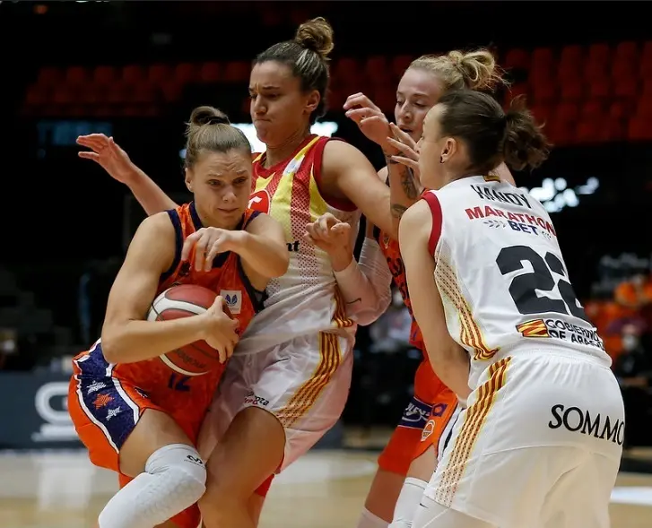 Laura Nicholls y Chantelle Handy en el partido en Valencia. Foto: Valencia BC