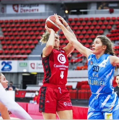Laura Nicholls lanza a canasta. Foto: Casademont Zaragoza