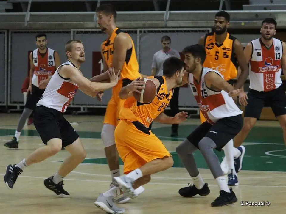 Jacob Round, a la izquierda de la imagen, en el amistoso del Levitec Huesca - For&ccedil;a Lleida. Foto: C.Pascual