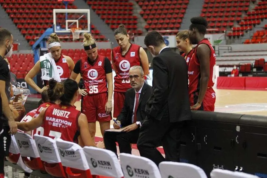 Carlos Iglesias da instrucciones durante un tiempo muerto. Foto: Esther Casas/Casademont Zaragoza