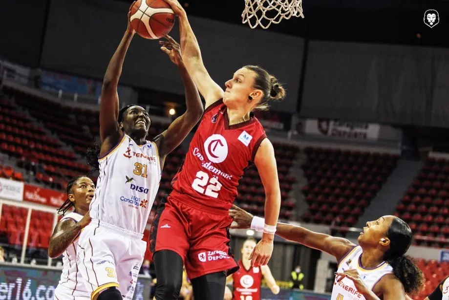 Chantelle Handy tapona en el partido ante Tenerife. Foto: Esther Casas/Casademont Zaragoza