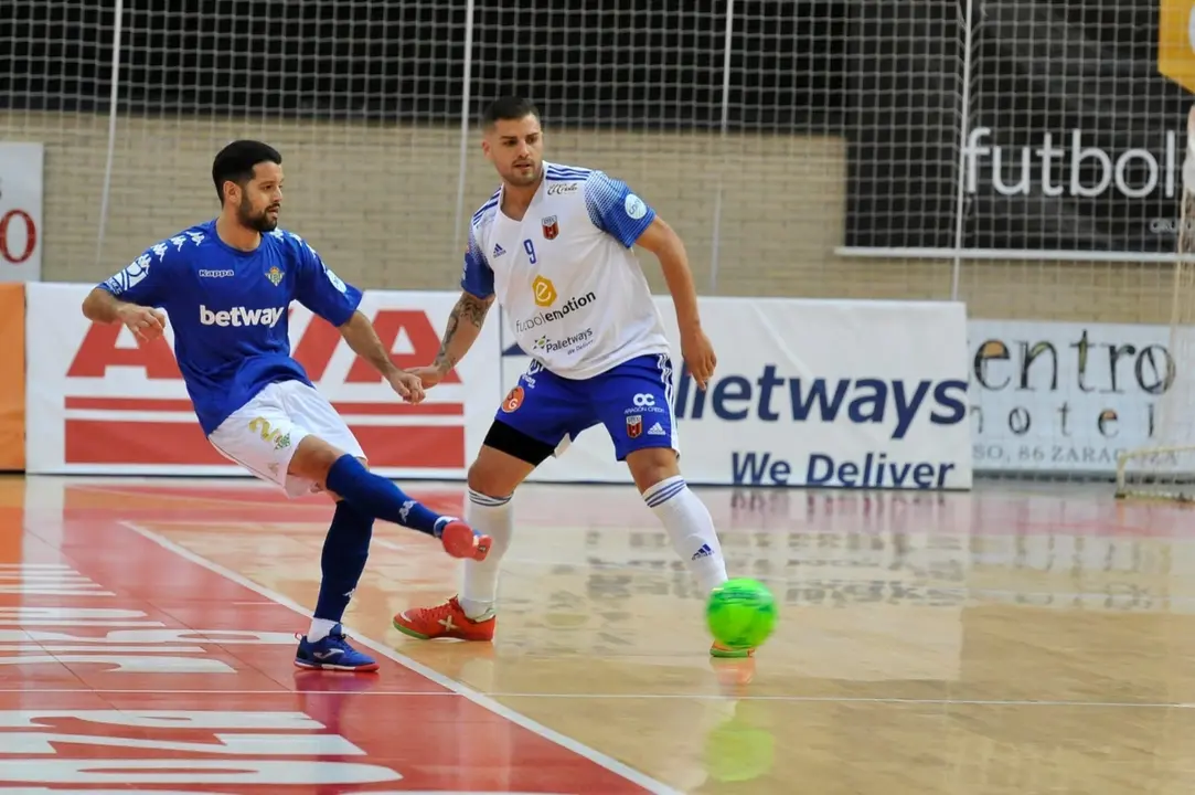 Juanqui, en una acci&oacute;n defensiva. Foto: F&uacute;tbol Emotion Zaragoza