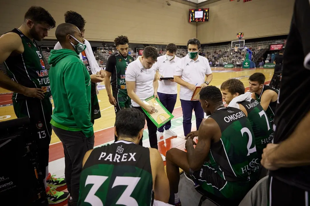 David G&oacute;mez da instrucciones a sus jugadores. Foto: Ferm&iacute;n Rodr&iacute;guez/Covir&aacute;n Granada