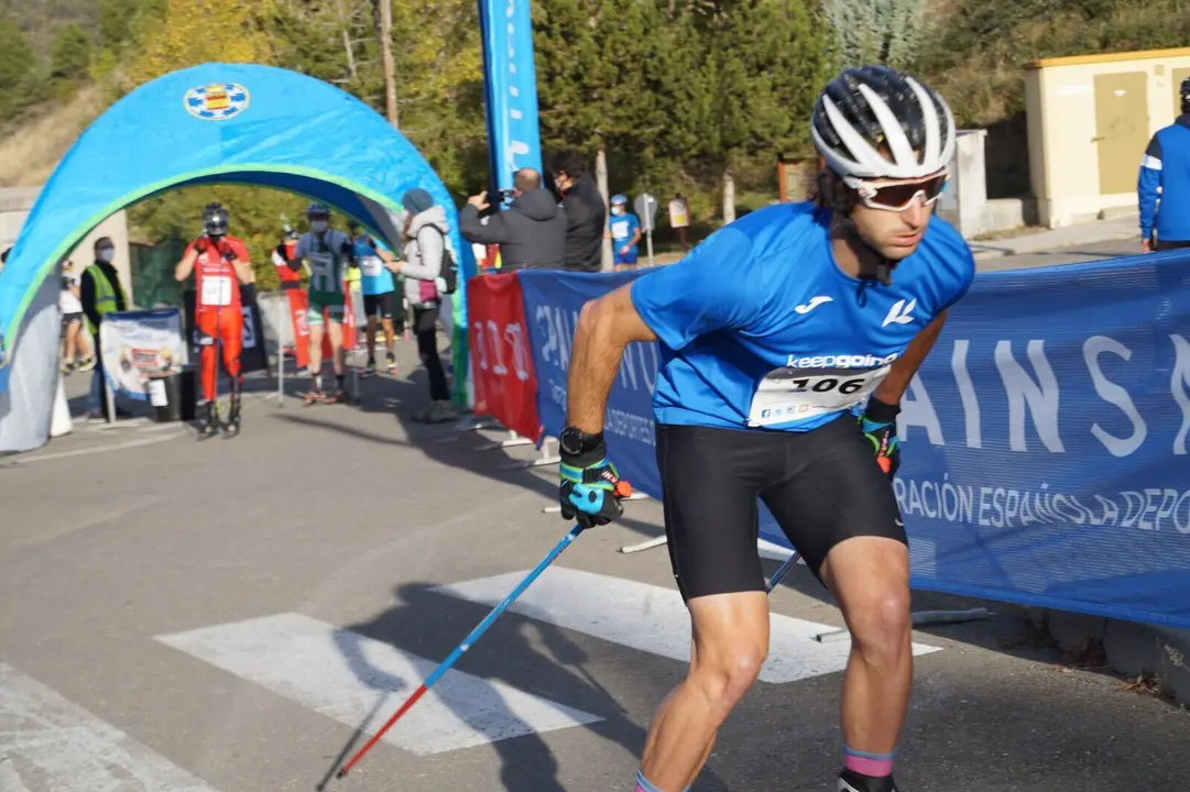 En la imagen uno de los participantes del Campeonato de Espa&ntilde;a de rollersski celebrado en Jaca. Foto: Rfedi