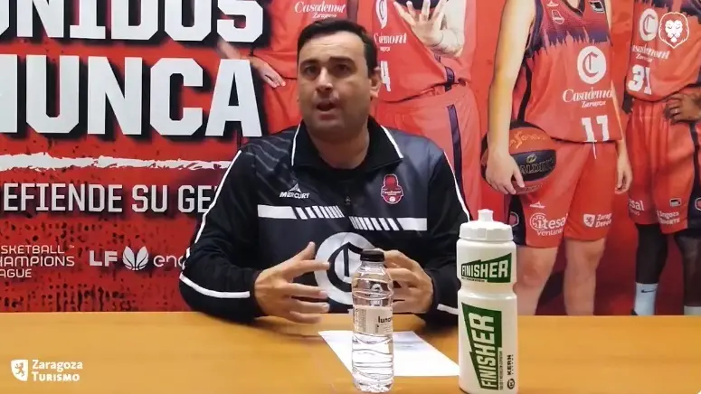 Fotograma del Casademont Zaragoza durante la rueda de prensa de Sergio Lam&uacute;a
