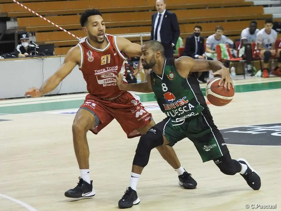Cubill&aacute;n sube el bal&oacute;n ante la presi&oacute;n de Whelan en el Levitec Huesca - Real Murcia Baloncesto. Foto: C.Pascual