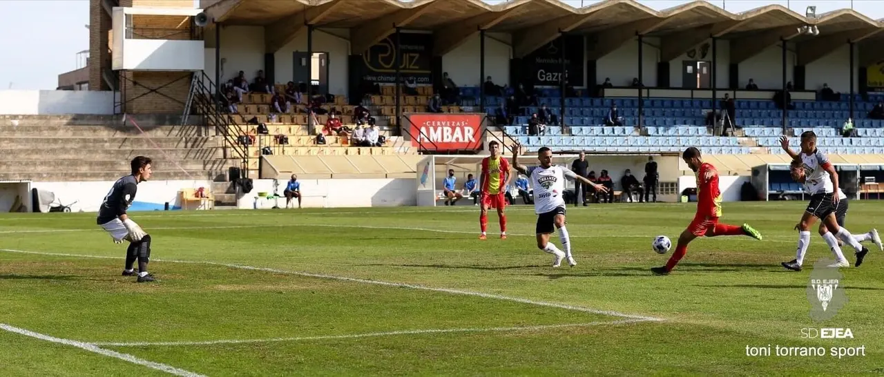 El Ejea perdi&oacute; ante el Tudelano en la primera jornada. Foto:  @AupaEjea / Toni Torrano