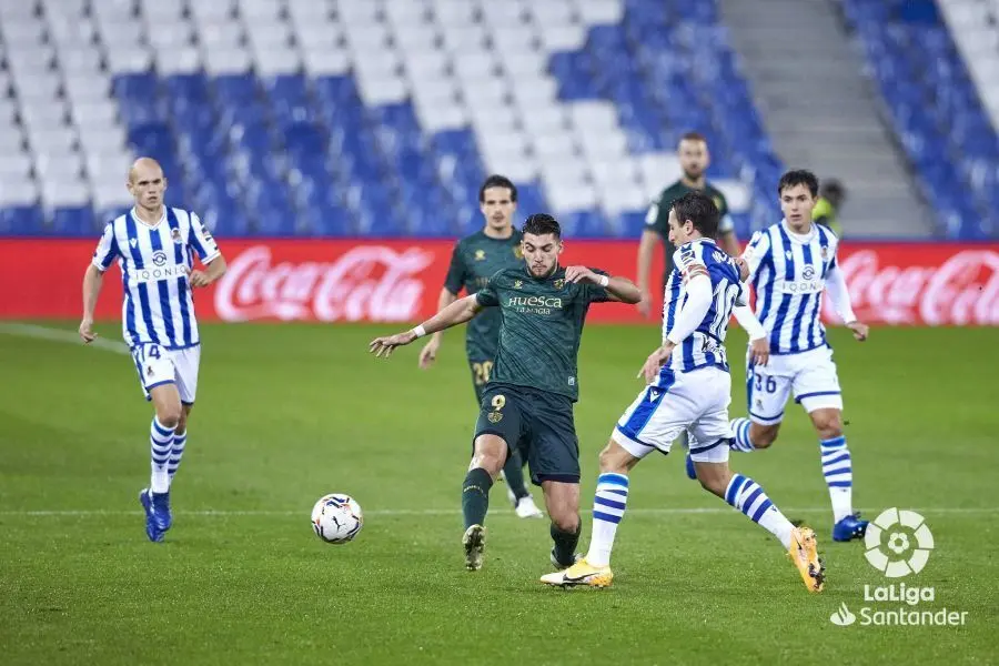 Rafa Mir pugna un bal&oacute;n frente a la Real Sociedad I Foto: LaLiga