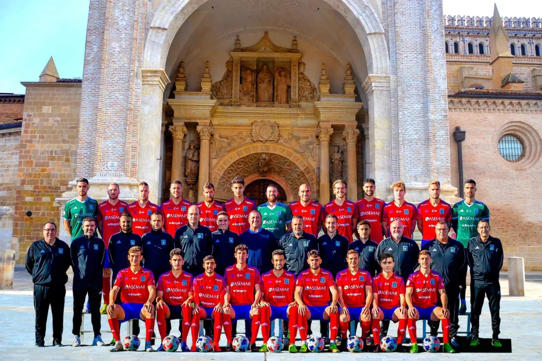 La plantilla luciendo el nuevo sponsor. | Foto: SD Tarazona