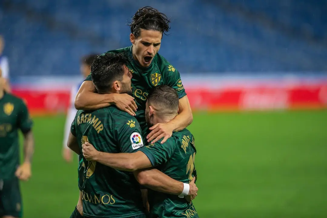Seoane celebrando el gol ante la Real con Gal&aacute;n y Mir. | Foto: SD Huesca