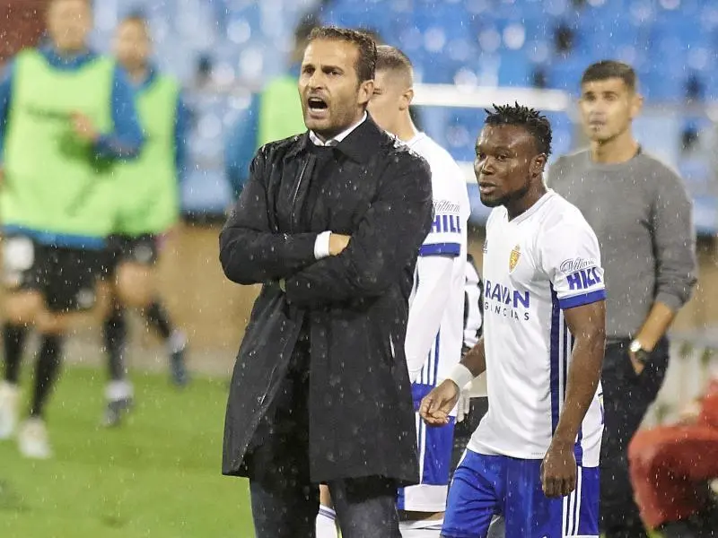 Rub&eacute;n Baraja da indicaciones a sus jugadores en el partido ante el CE Sabadell. Foto: Tino Gil / Real Zaragoza