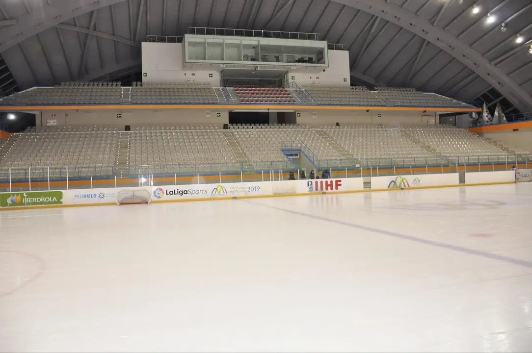 La pista de hielo vac&iacute;a, sin hockey. | Foto: CH Jaca