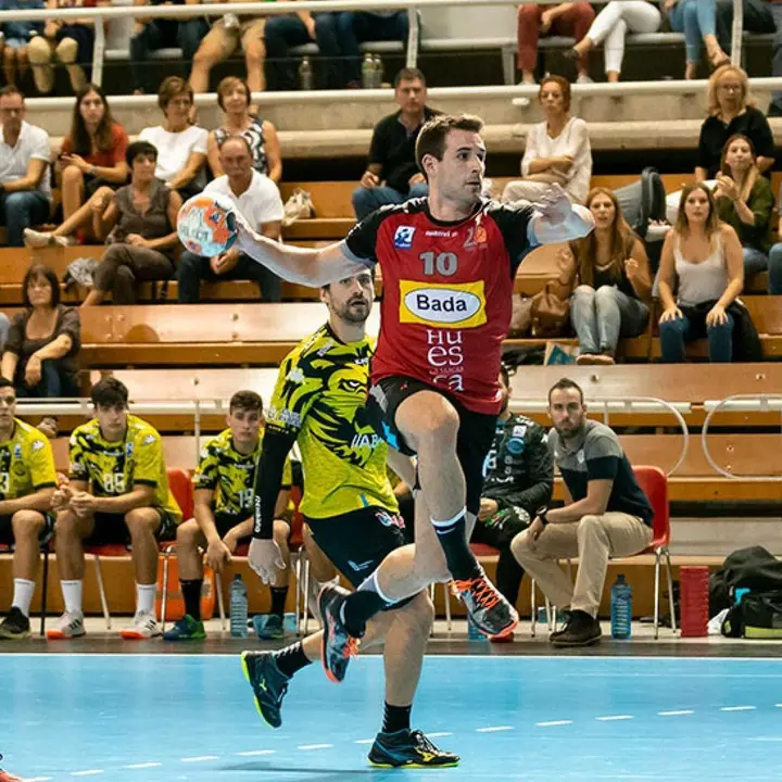 Adri&egrave; P&eacute;rez, en la imagen, busca finalizar una acci&oacute;n en un partido en el Palacio. Foto: BM Huesca