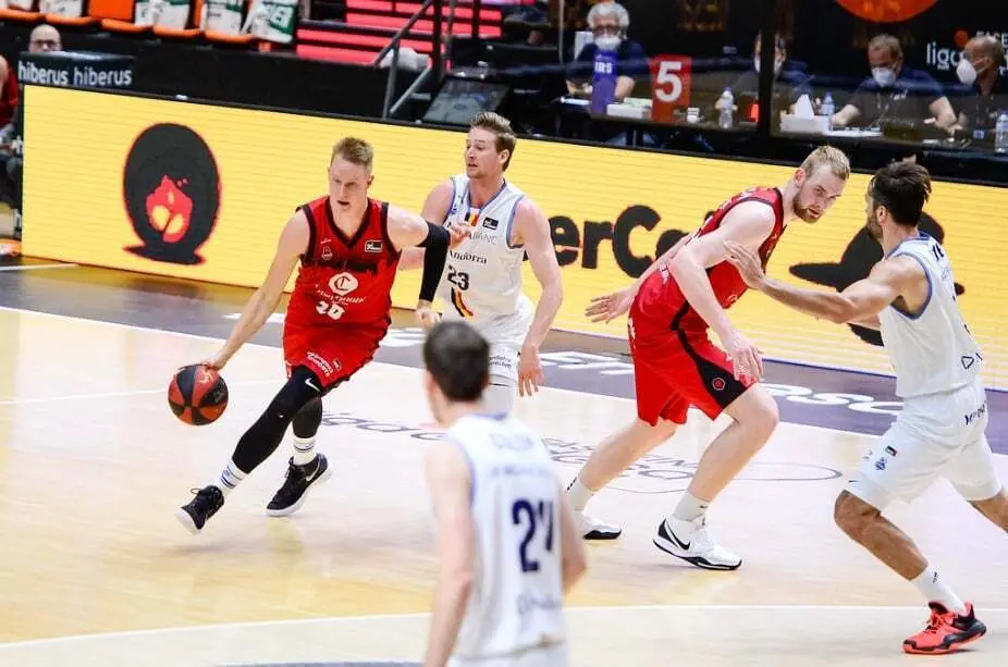 Benzing y Hlinason, ante Andorra en la Fase Final de Valencia. Foto: ACB