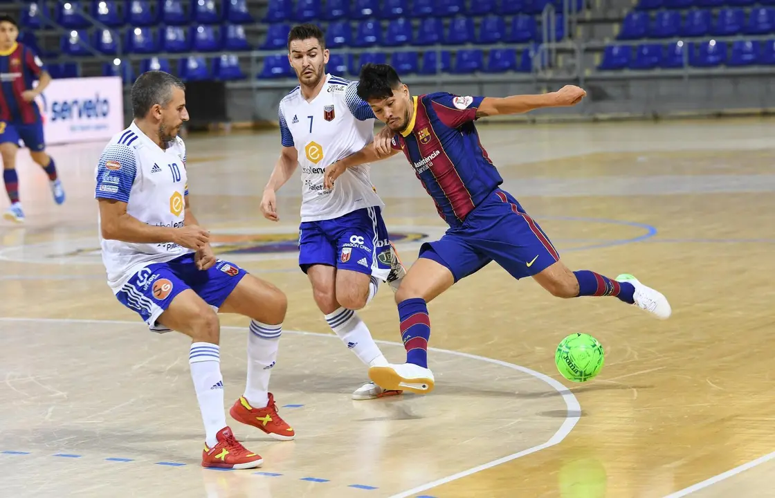 Retamar y Javi Alonso, en una acci&oacute;n defensiva. Foto: FC Barcelona