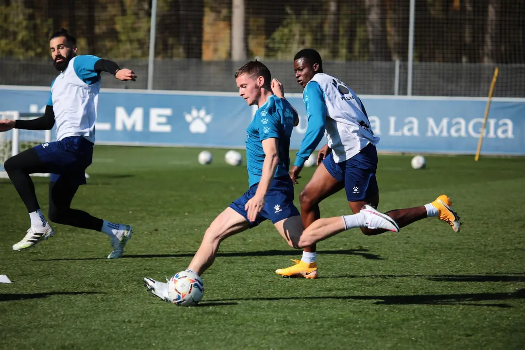 Sergio G&oacute;mez arma la pierna para golpear el bal&oacute;n. | Foto: SD Huesca