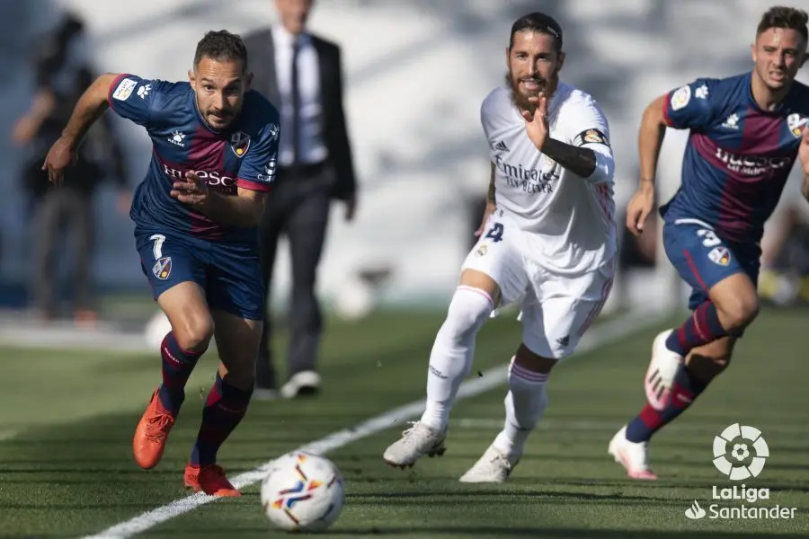 Ferreiro march&aacute;ndose por su banda del acoso de Sergio Ramos en un Real Madrid - Huesca. Foto: LaLiga