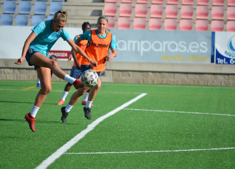 El Zaragoza CFF en el c&eacute;sped del Enrique Porta. Foto: Zaragoza CFF 
