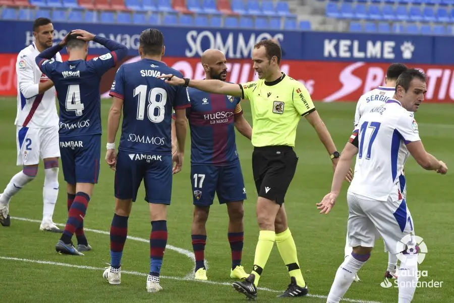 El colegiado se&ntilde;ala penalti en el Huesca - Eibar | Foto: LFP