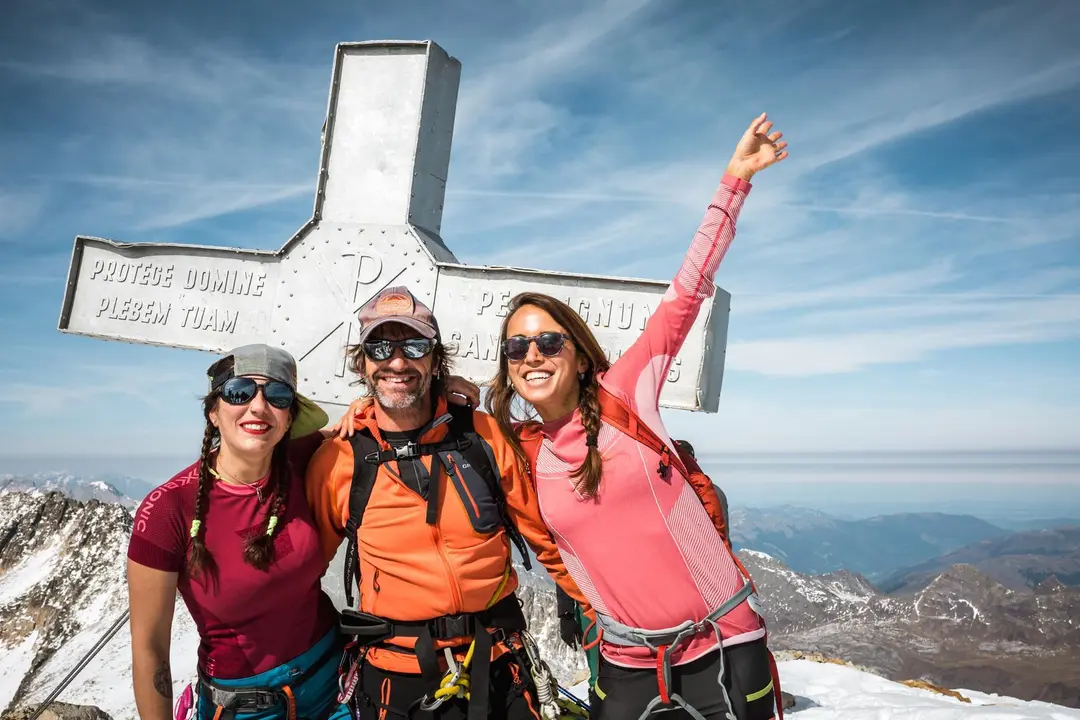 De izquierda a derecha, Steffi Troguet, Ferr&aacute;n Latorre y Mar&iacute;a Petit con la cruz del Aneto a su espalda. Foto: Eninter