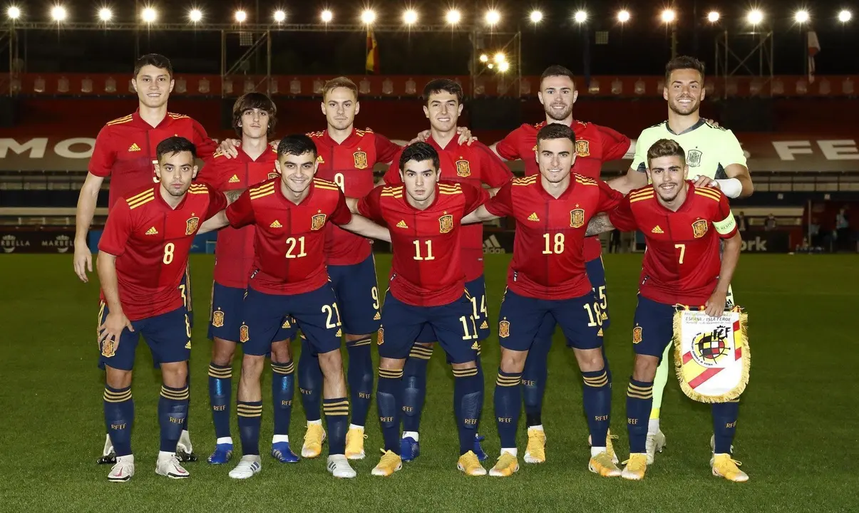 &Aacute;lvaro junto a sus compa&ntilde;eros de la Sub 21. | Foto: Sefutbol