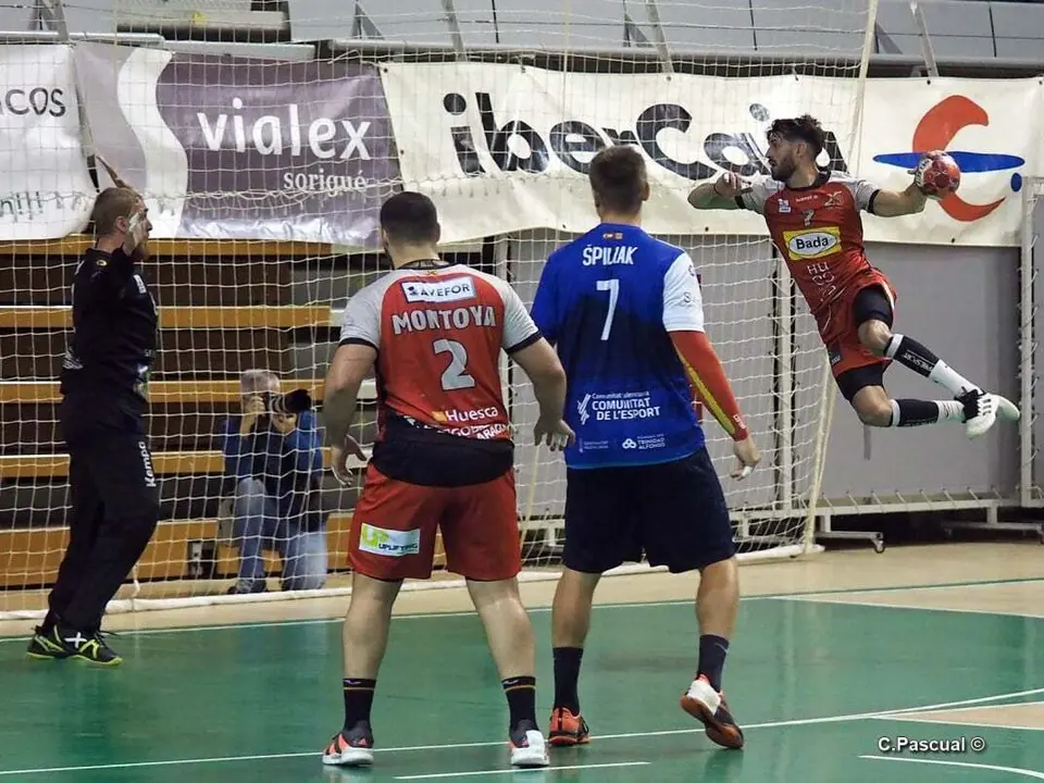 Espectacular Carmona ganando la posici&oacute;n para lanzar a la porter&iacute;a de Benidorm. Foto: C.Pascual
