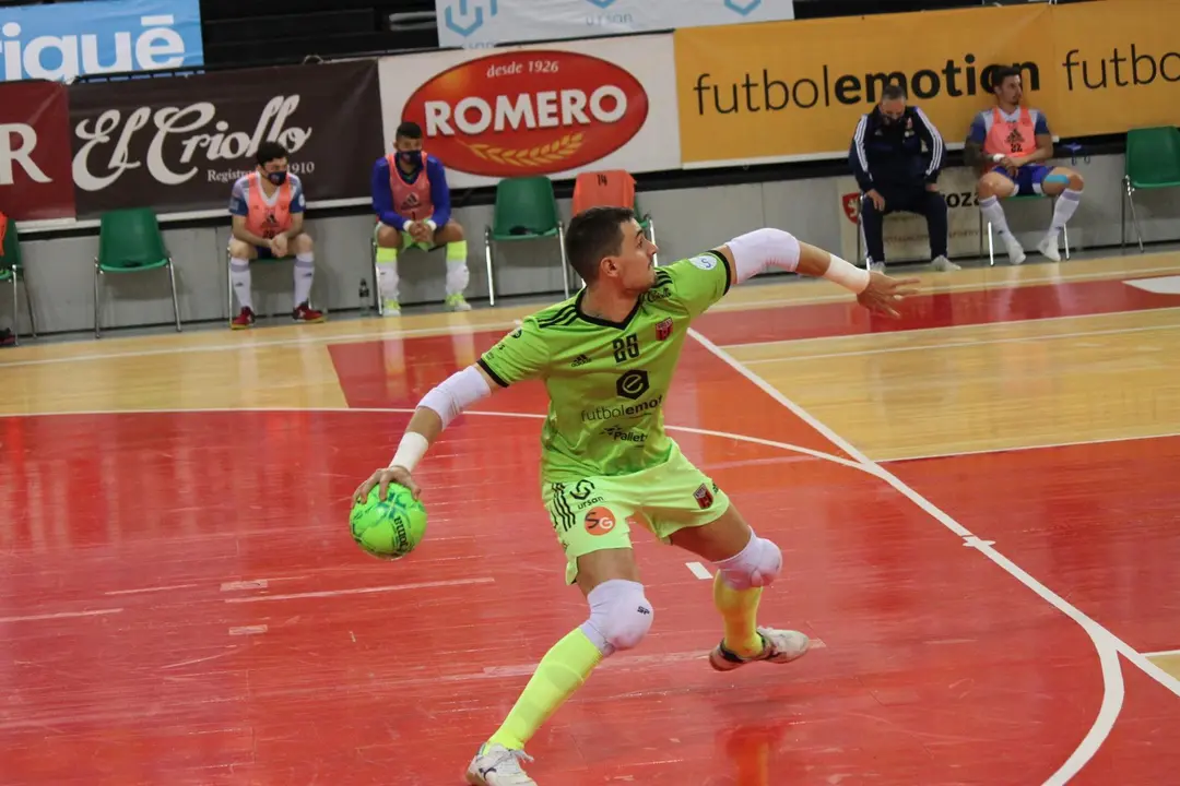 Iv&aacute;n Bernad se dispone a sacar de puerta. Foto: AD Sala 10