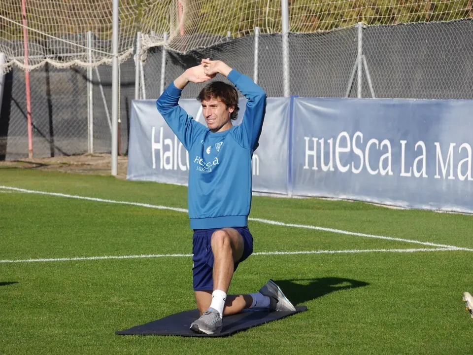Mosquera estira tras un entrenamiento. | Foto: SD Huesca
