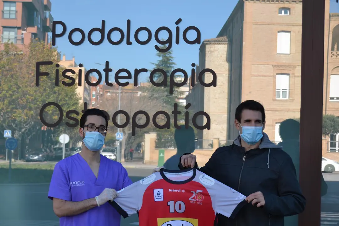 Adri&agrave; P&eacute;rez y Sergio Ferrer, a las puertas de Ferrer Salud. Foto: Sportaragon