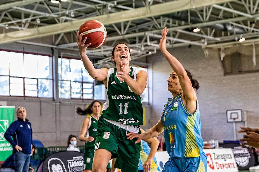 Bea Navarro entra a canasta. Foto: STC Baloncesto
