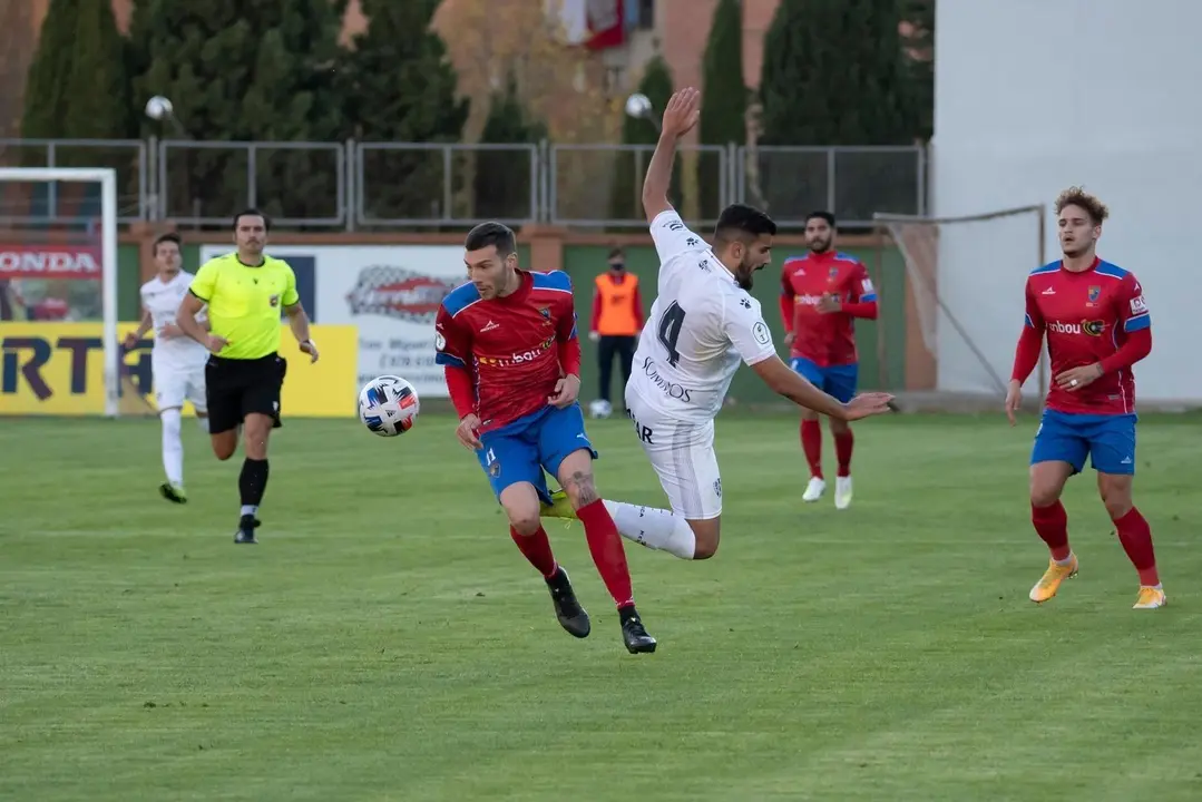El jugador del CD Teruel se lleva el bal&oacute;n en el duelo. | Foto: SD Huesca