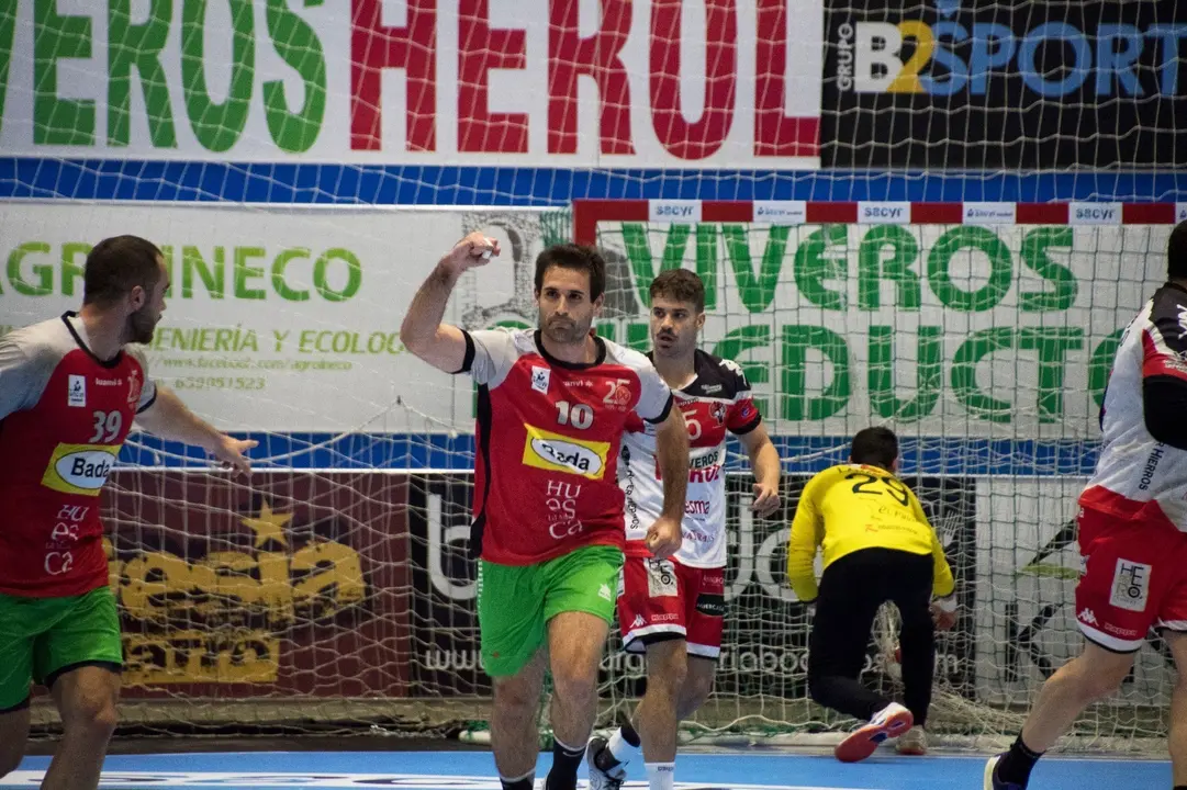 Adri&agrave; P&eacute;rez, en la imagen, tras marcar uno de los goles del Bada Huesca sobre la pista del Nava equipo al que se volver&aacute; a medir la pr&oacute;xima campa&ntilde;a. Foto: Daniel P&eacute;rez