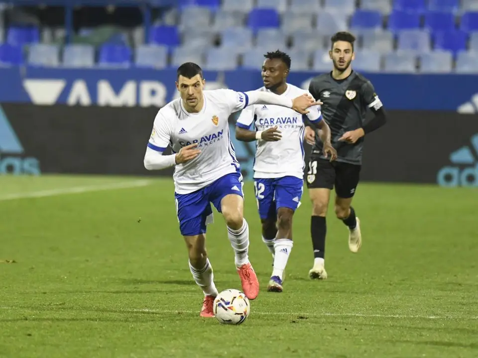 Haris Vuckic, y detr&aacute;s, James Igbekeme. Foto: Real Zaragoza
