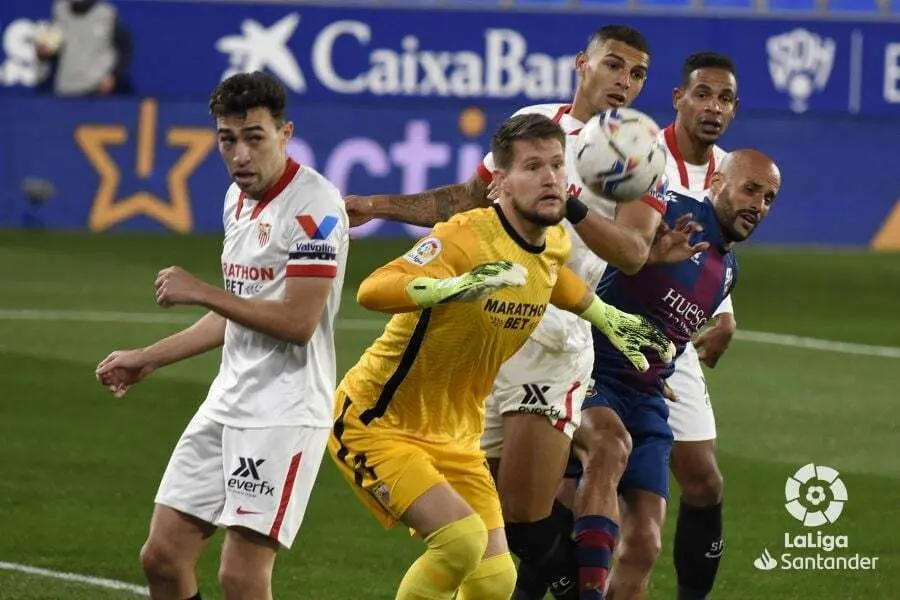 Mikel Rico rodeado de jugadores sevillistas. | Foto: LaLiga