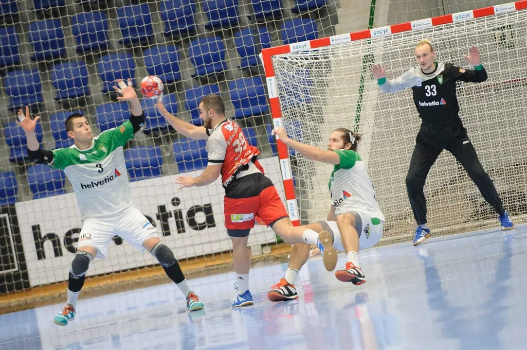 Asier Nieto busca un pase en la derrota del Bada Huesca sobre la pista de Anaitasuna. Foto: &Oacute;scar Aznar