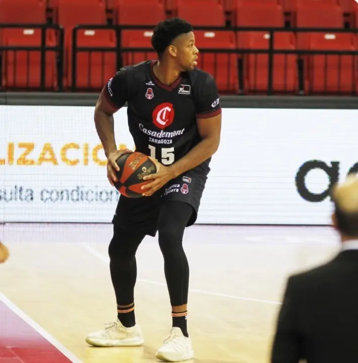 Konate, frente al Barcelona. Foto: Esther Casas/Casademont Zaragoza