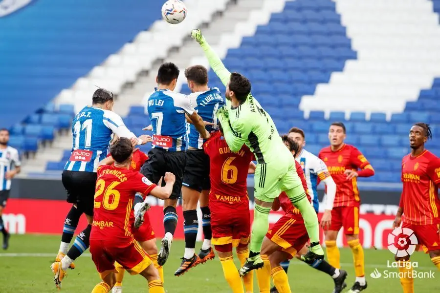 Jugada de estrategia en el Espanyol - Zaragoza de la primera vuelta. Foto: LFP