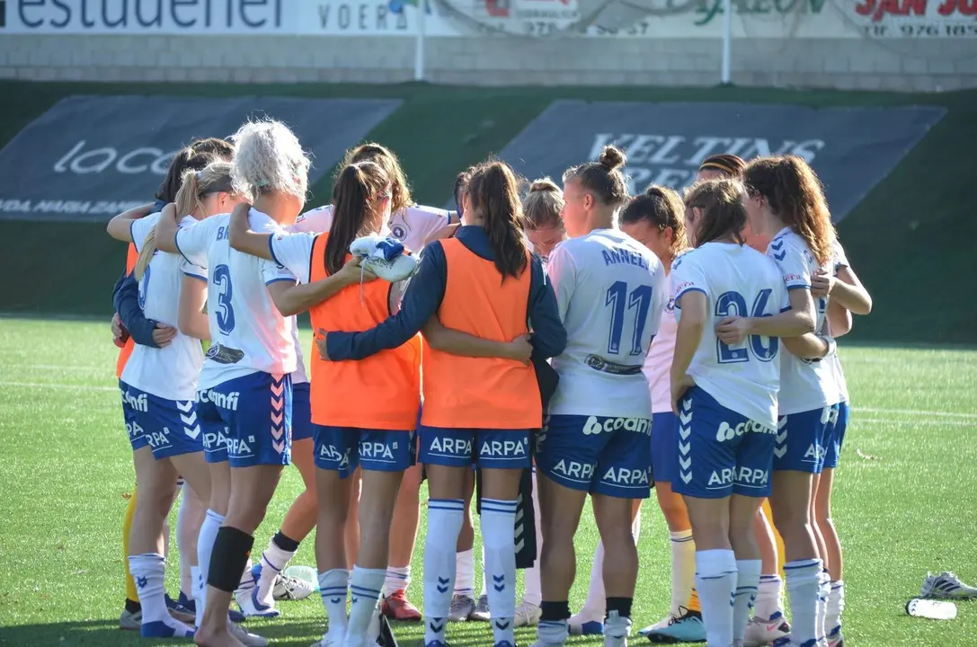 El Zaragoza CFF hace pi&ntilde;a despu&eacute;s de perder ante el CE Seagull. Foto: Zaragoza CFF