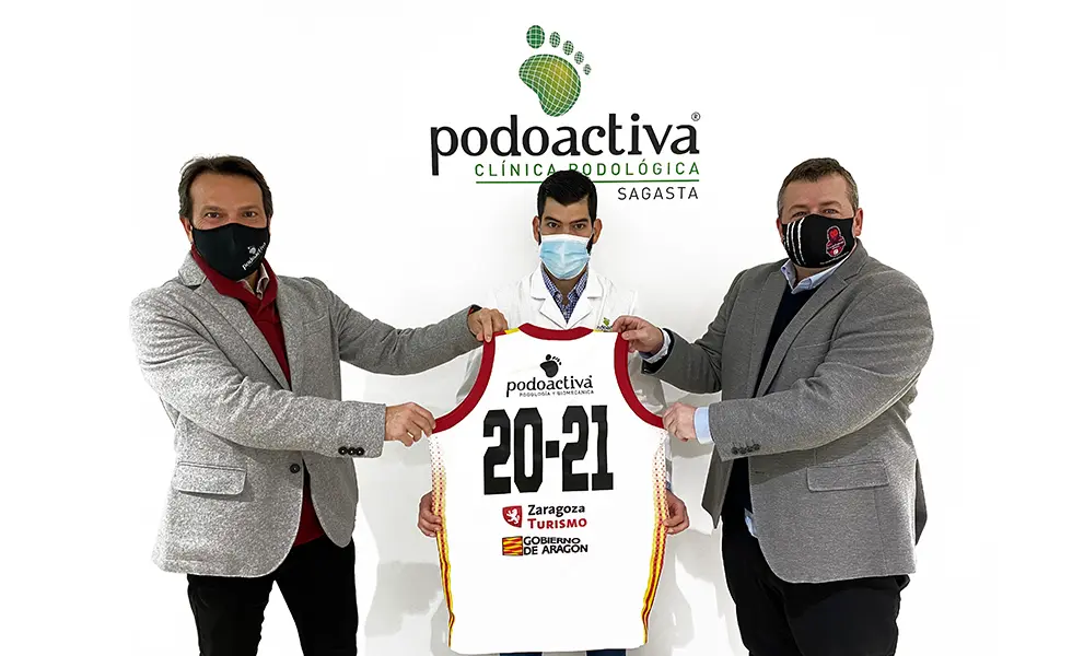 Foto en la renovaci&oacute;n del Casademont Zaragoza con la cl&iacute;nica. | Foto: Podoactiva