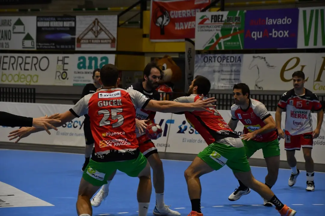 La defensa del Bada Huesca cerrando huecos en el partido contra el Nava. Foto: Daniel P&eacute;rez