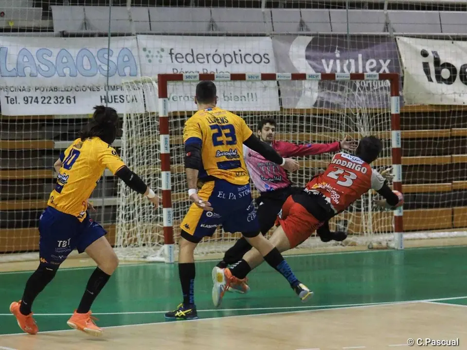 Rodrigo gana la posici&oacute;n y lanza a la porter&iacute;a de Aranda. Foto: C.Pascual