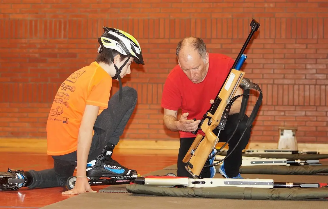 Aprendiendo a manejar una de las carabinas que se utilizan en Biathlon. Foto: Rebeca Ruiz
