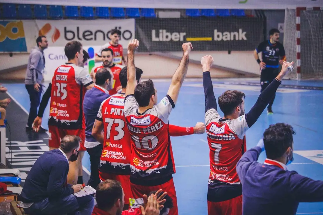 El banquillo del Bada Huesca celebra uno de los goles del equipo en la victoria contra Sinf&iacute;n en Santander, en una imagen de archivo. Foto: Diego G&oacute;mez