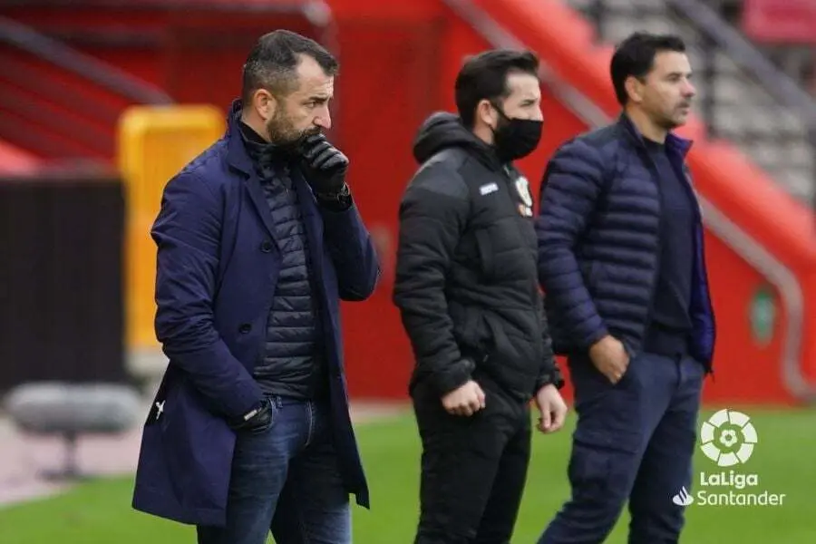 Los entrenadores del Granada y el Huesca durante un lance del juego. Foto: LaLiga