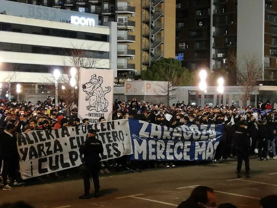 La afici&oacute;n zaragocista se manifiesta. Foto: Manu Chamorro