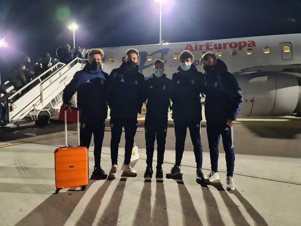 (De izquierda a derecha) Alejandro Franc&eacute;s, Javi Hern&aacute;ndez, Luis Carbonell, Iv&aacute;n Az&oacute;n y Francho antes de volar hacia Almer&iacute;a. Foto: Real Zaragoza