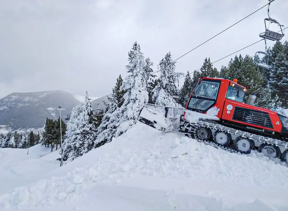 Con la cantidad de nieve ca&iacute;da gracias a la &uacute;ltima borrasca tan solo dalta el pl&aacute;cet para abrir. En la imagen, Cerler. Foto: Aram&oacute;n Cerler