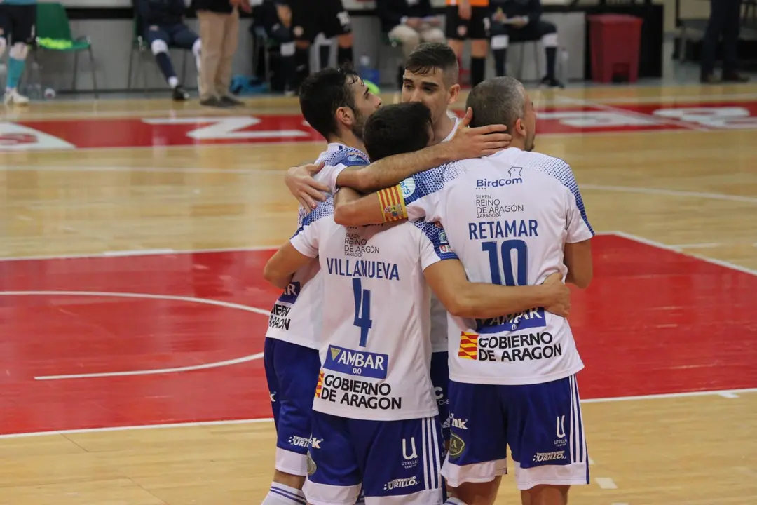 El equipo se abraza tras uno de los goles. Foto: Pedro Luis Serrano