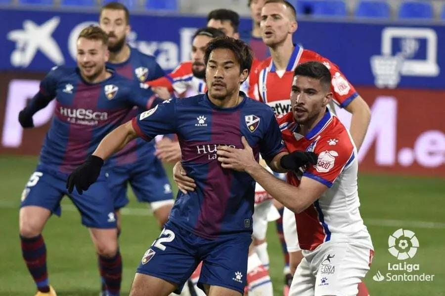 Tachi, junto a Okazaki en una acci&oacute;n del partido | Foto: LFP